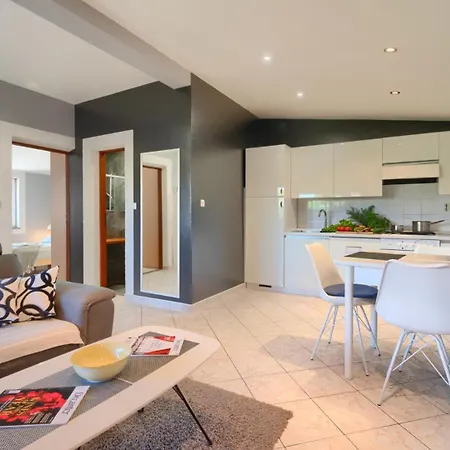 Baeutiful Simona With Garden In Medulin