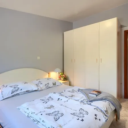 Baeutiful Simona With Garden In *