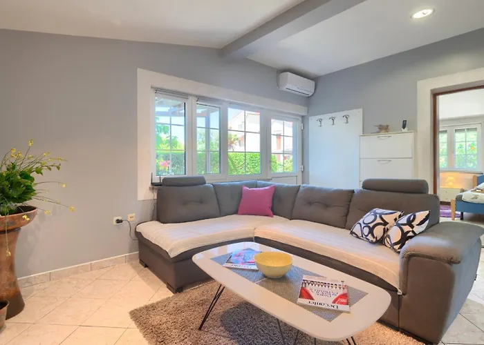 Baeutiful Simona With Garden In