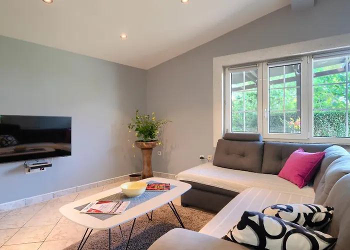 Baeutiful Simona With Garden In Vila Medulin