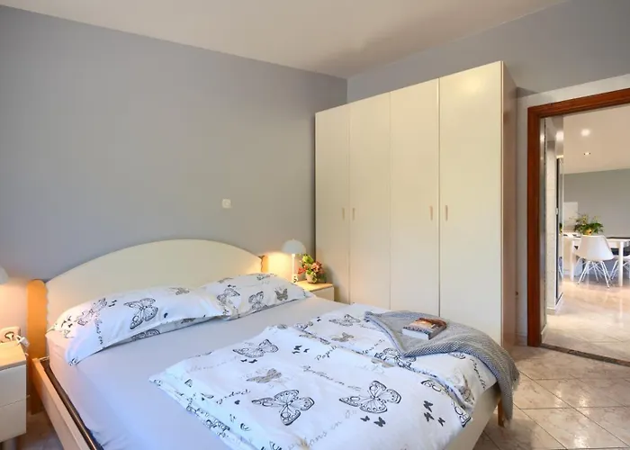 Baeutiful Simona With Garden In *