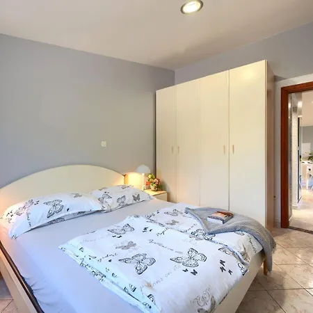 Baeutiful Simona With Garden In Villa Medolino