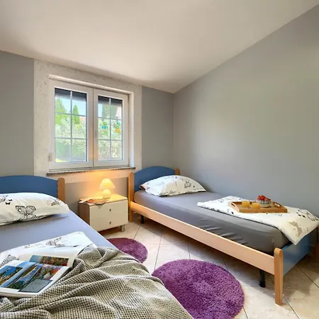 Baeutiful Simona With Garden In Medolino