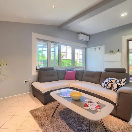 Baeutiful Simona With Garden In Villa