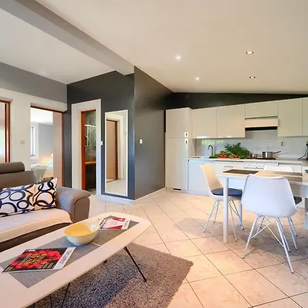 Baeutiful Simona With Garden In Medolino