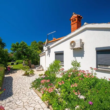 Villa Baeutiful Simona With Garden In *