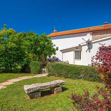 Baeutiful Simona With Garden In Villa