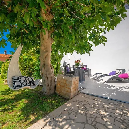 Baeutiful Simona With Garden In Villa Medolino