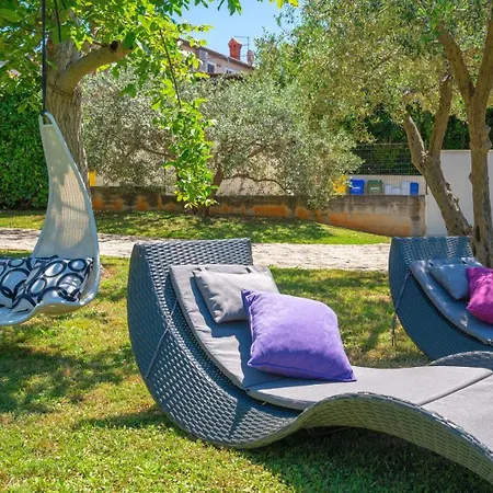 Baeutiful Simona With Garden In Villa