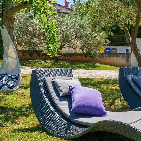 Baeutiful Simona With Garden In * Μεντουλίν